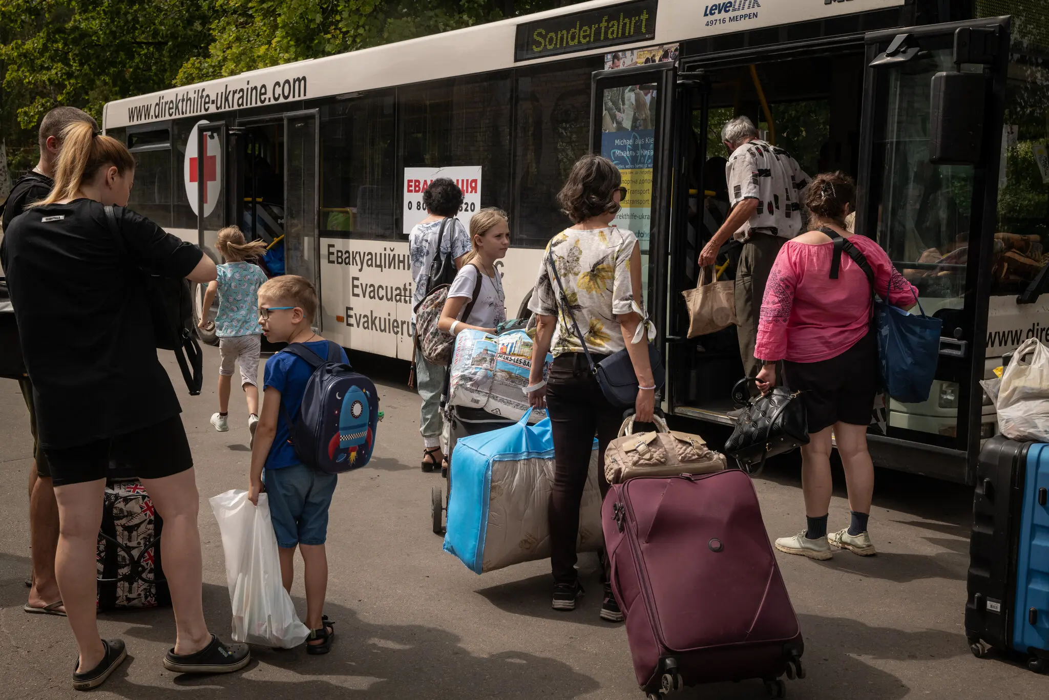 Мешканці Покровського району чекають на евакуаційний автобус, який у середу доставить їх на залізничний вокзал.
